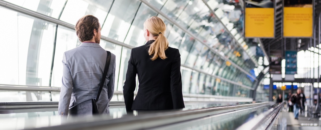 Dos compañeros en el aeropuerto