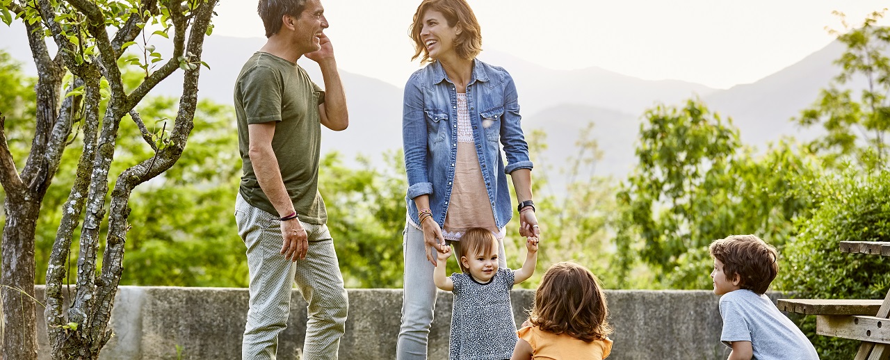 Familia jugando con sus hijos