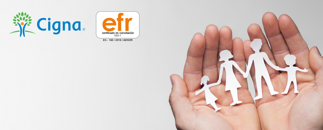 Manos sujetando una familia de papel