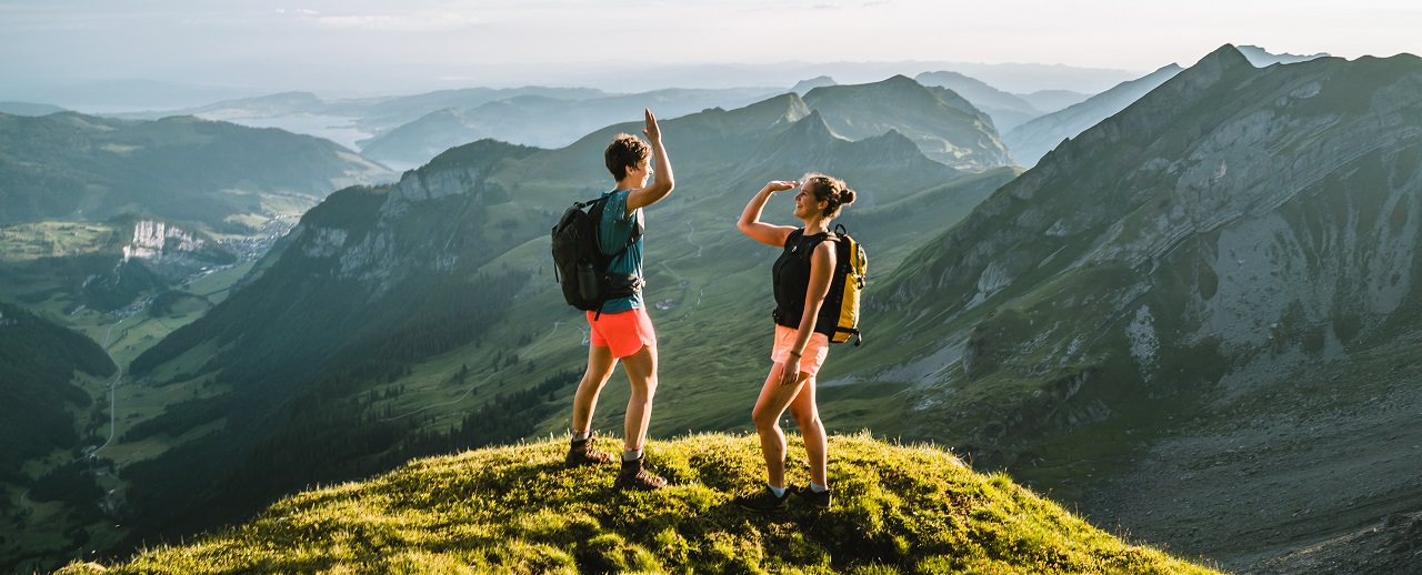 Amigos en la cima de una montaña