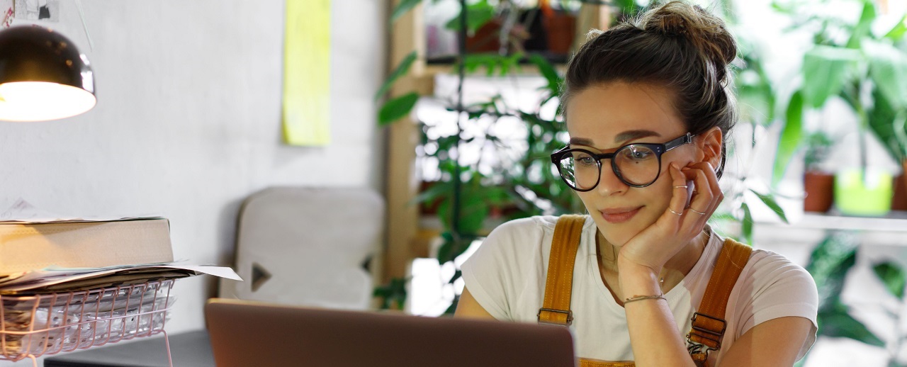 Mujer trabajando en su ordenador