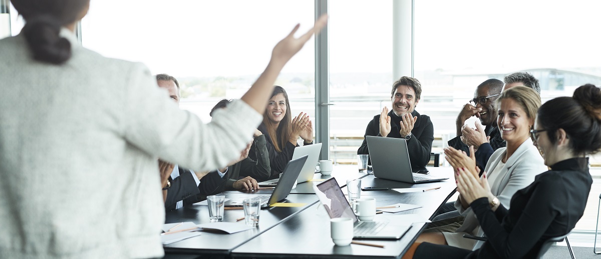 Equipo apoyando a compañera