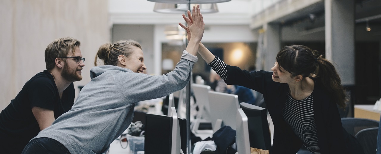 Equipo trabajando en oficina