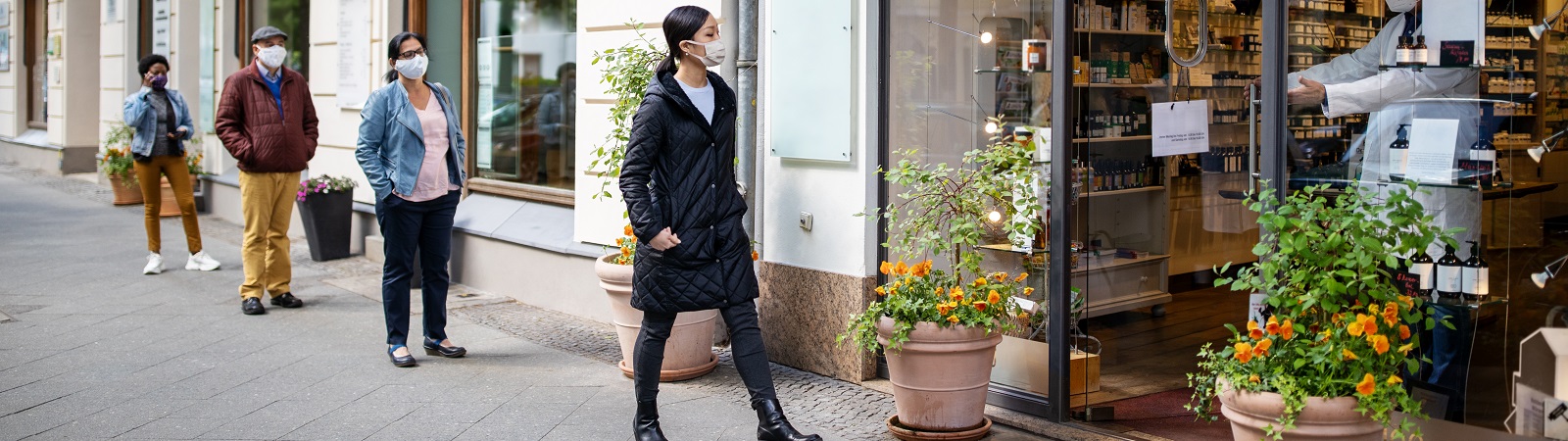 Personas haciendo cola para entrar a tienda