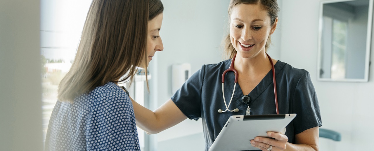 Doctora atendiendo paciente