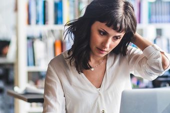 Mujer preocupada en el trabajo