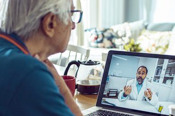 Hombre hablando con su médico por videollamada