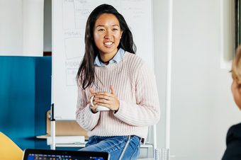 Equipo trabajando en oficina
