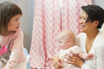 Familia jugando con sus hijas